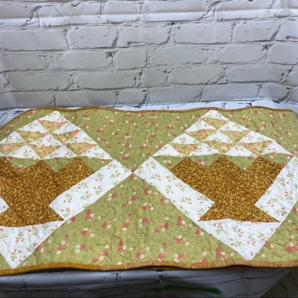 Quilted table runner - Picture 4 of 9